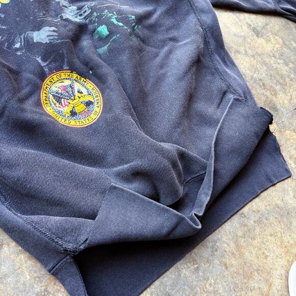 Cool Vintage US ARMY Graphic Sweatshirt - Picture 5 of 7